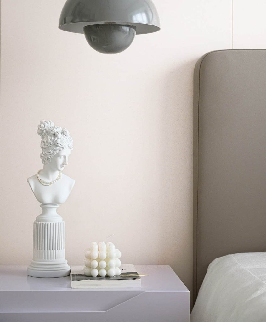 Détail décoratif sur mur beige dans un intérieur contemporain