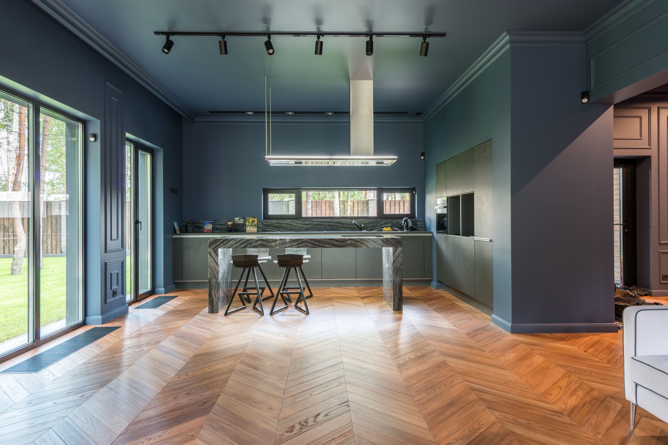Cuisine contemporaine avec murs et plafond peints en bleu profond