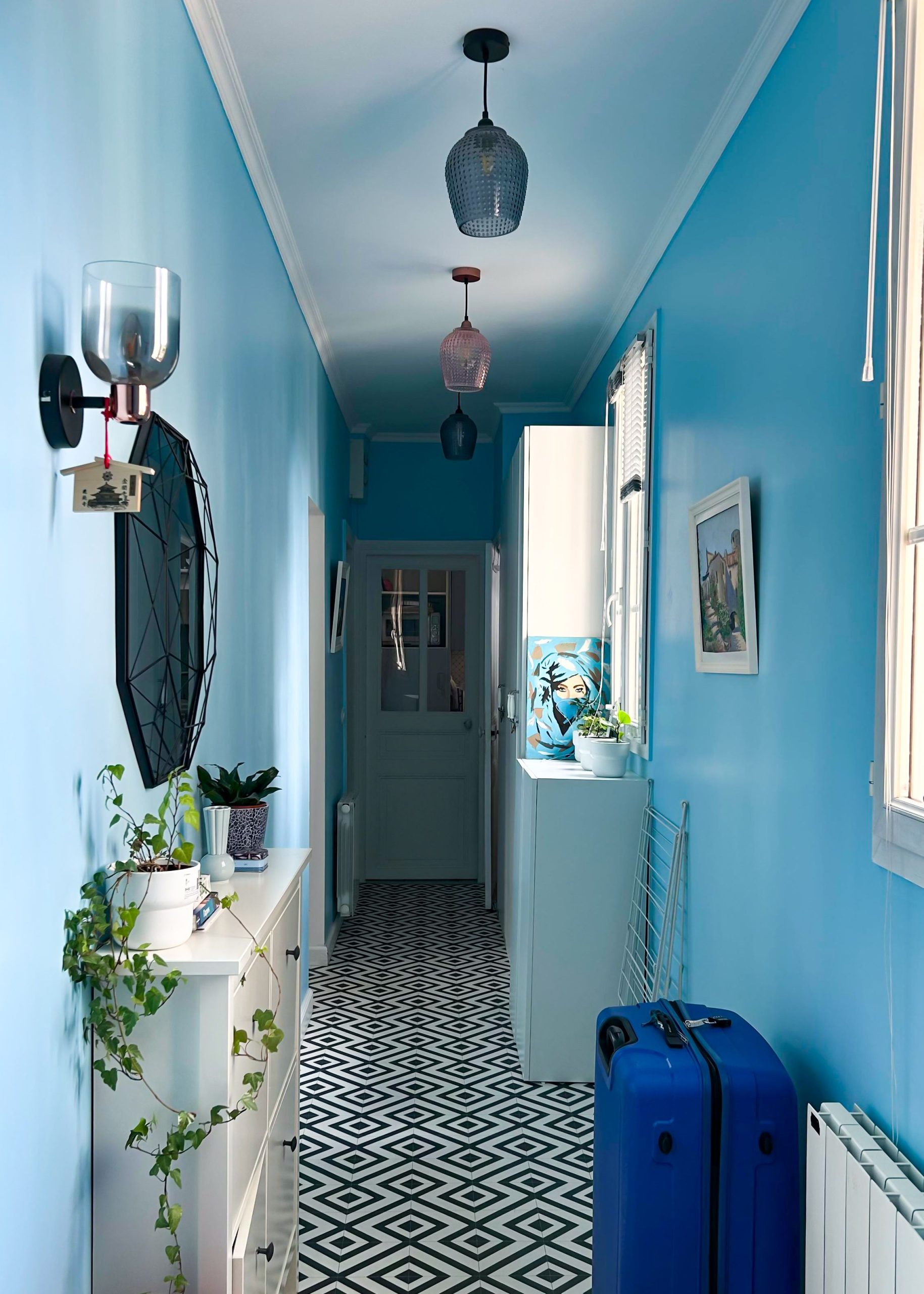 Couloir avec murs et plafond peints en bleu clair