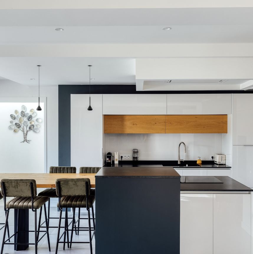 Cuisine blanche contemporaine avec îlot central et finitions murales