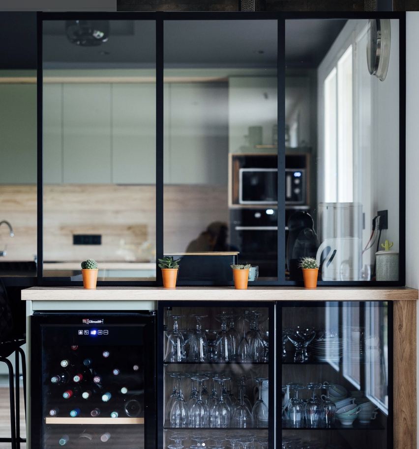 Cuisine contemporaine avec verrière intérieure noire