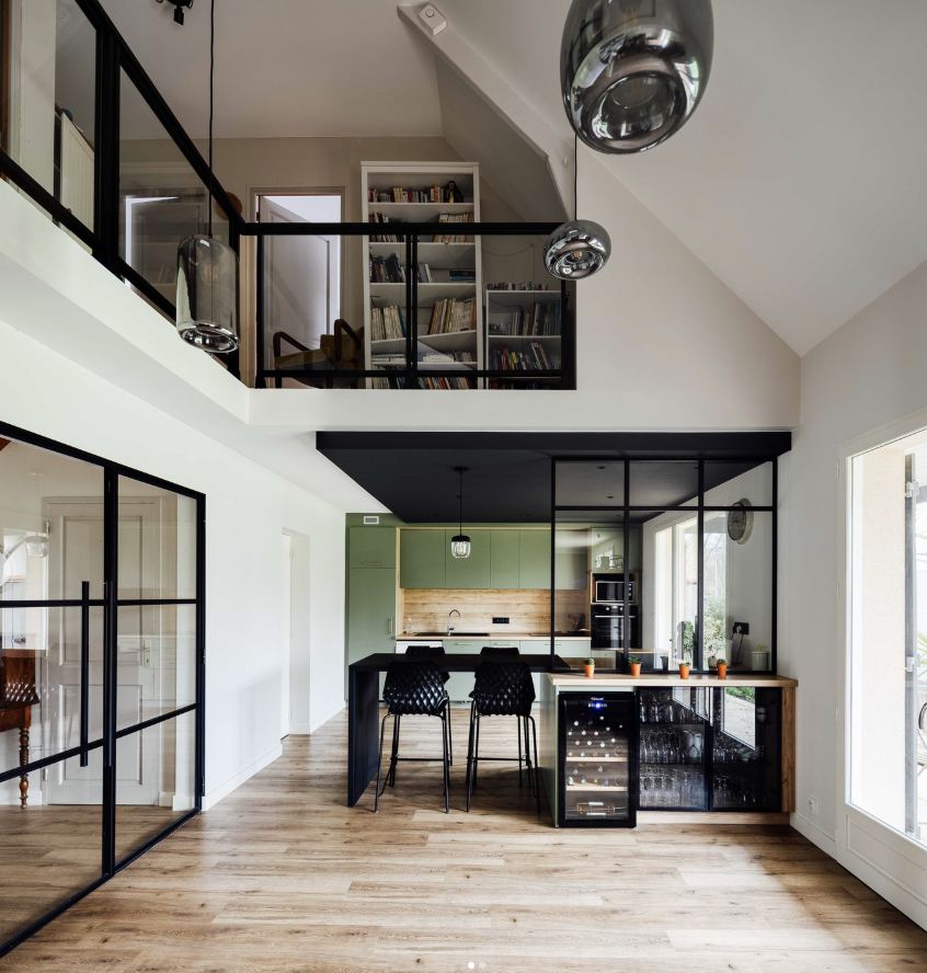 cuisine ouverte contemporaine avec murs peints et mezzanine