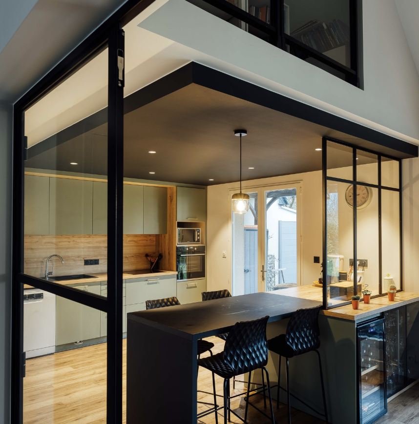 Cuisine contemporaine avec verrière noire et espace cave à vin