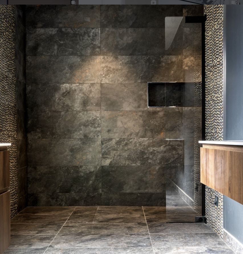 Douche contemporaine avec revêtement mural sombre effet minéral