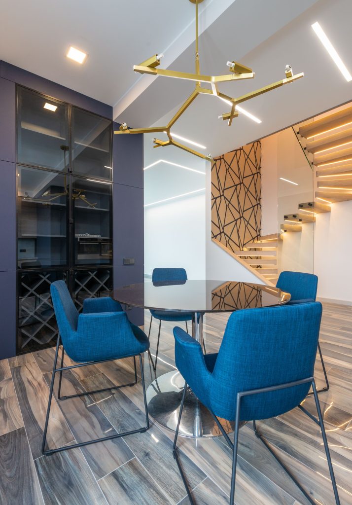 Espace intérieur contemporain avec murs et finitions décoratives