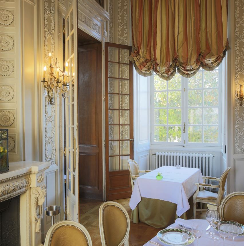 Salle de restaurant élégante dans un intérieur de style classique