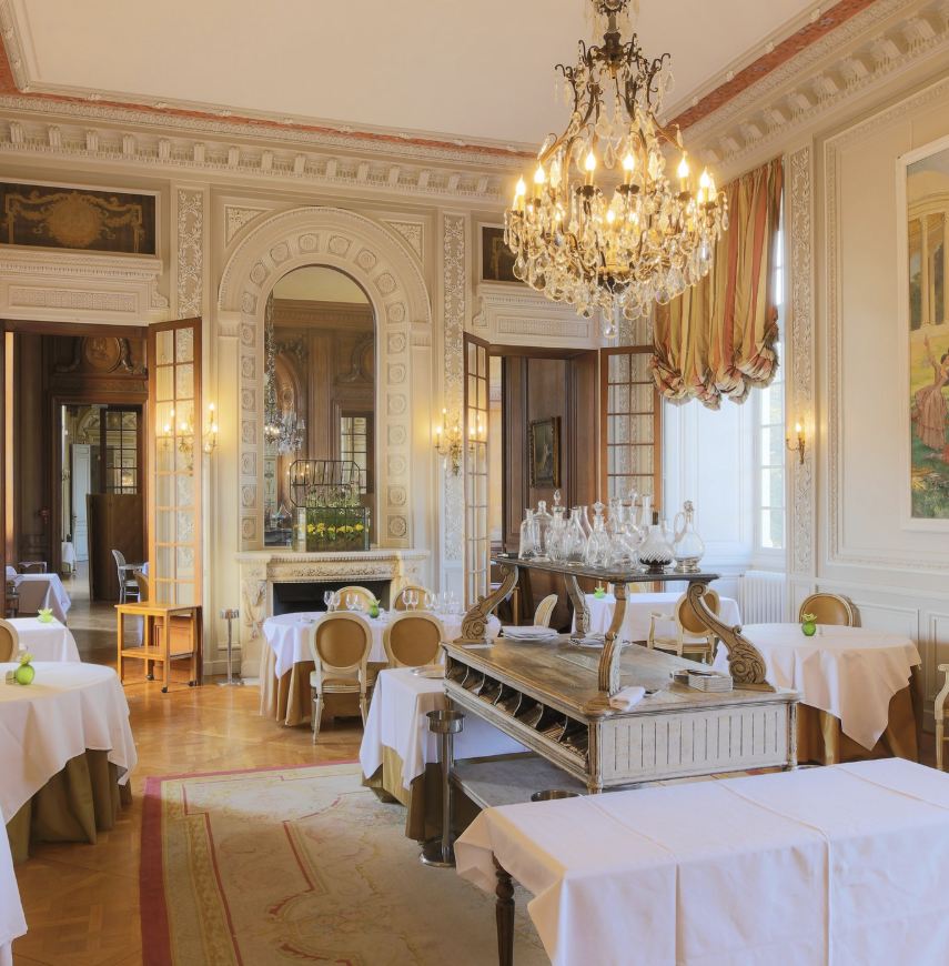 Salle de restaurant haut de gamme avec moulures et lustre