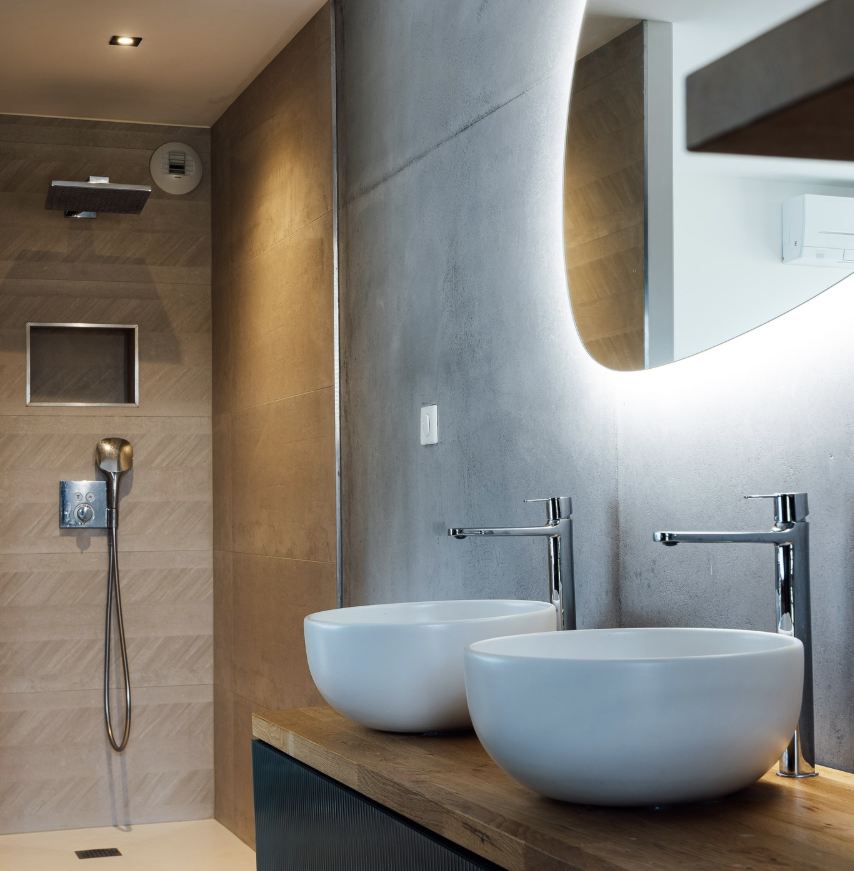 Salle de bains contemporaine avec double vasque et finitions murales