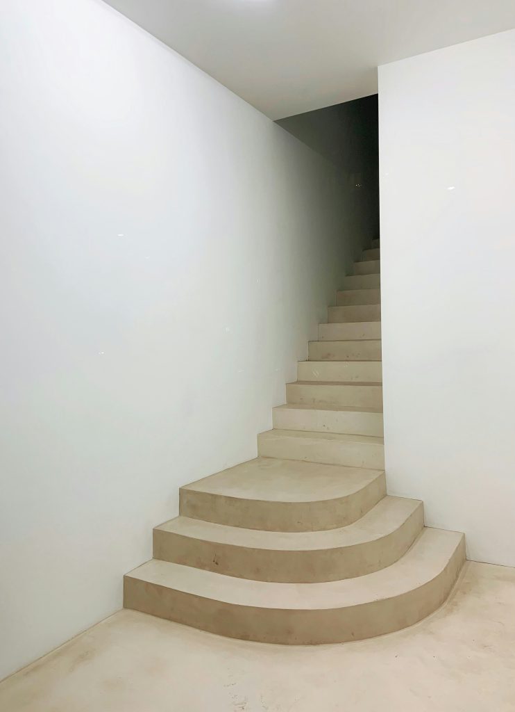 Escalier intérieur en béton ciré beige