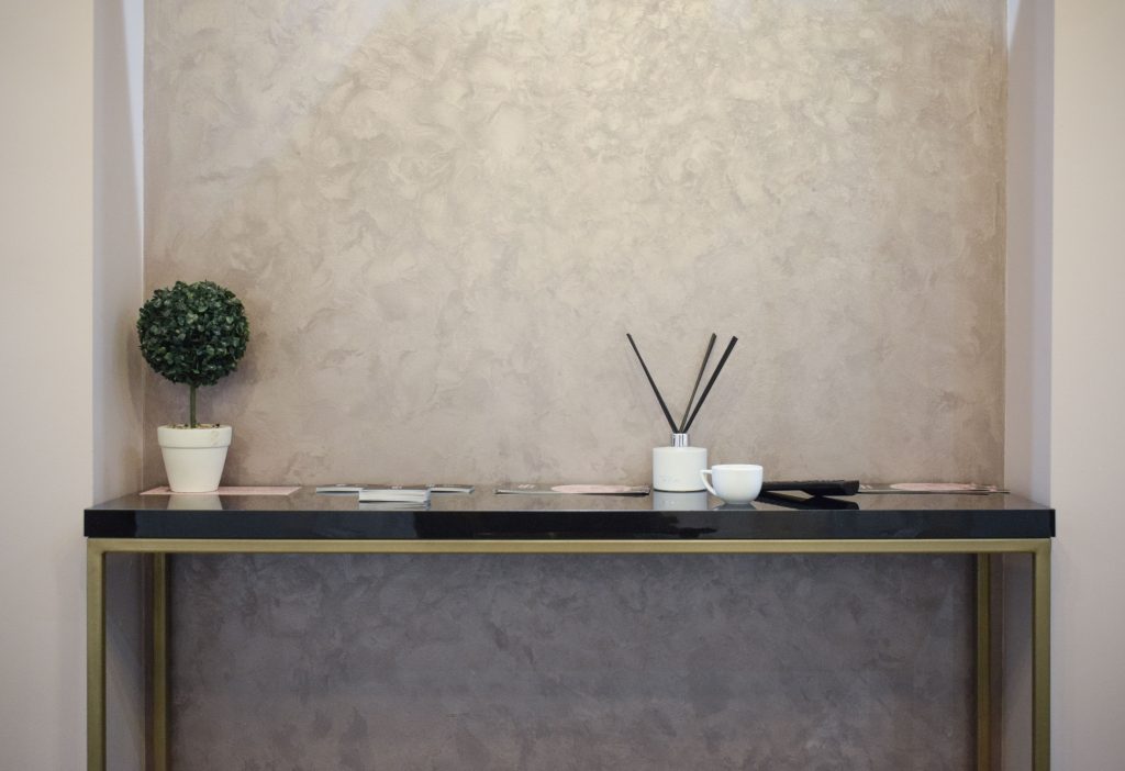 Mur en béton ciré gris avec finition décorative muancée