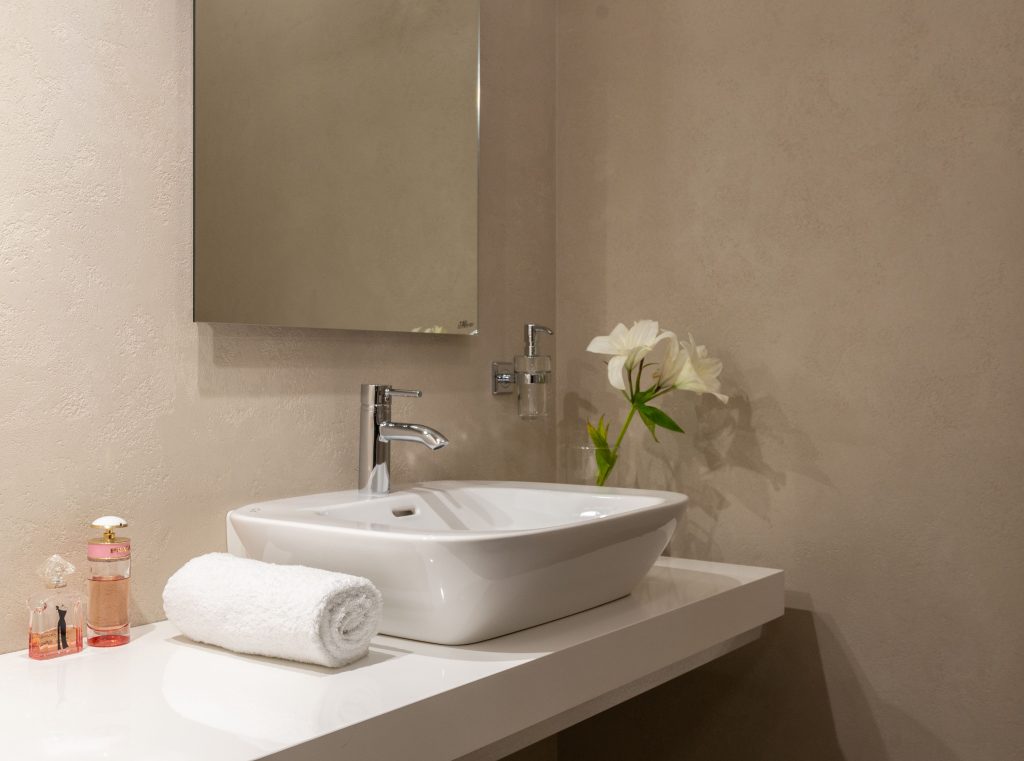 Salle de bain avec murs en béton ciré dans les tons naturels