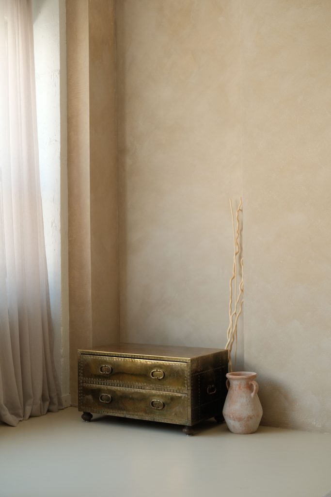 Mur beige avec finition décorative douce et nuancée