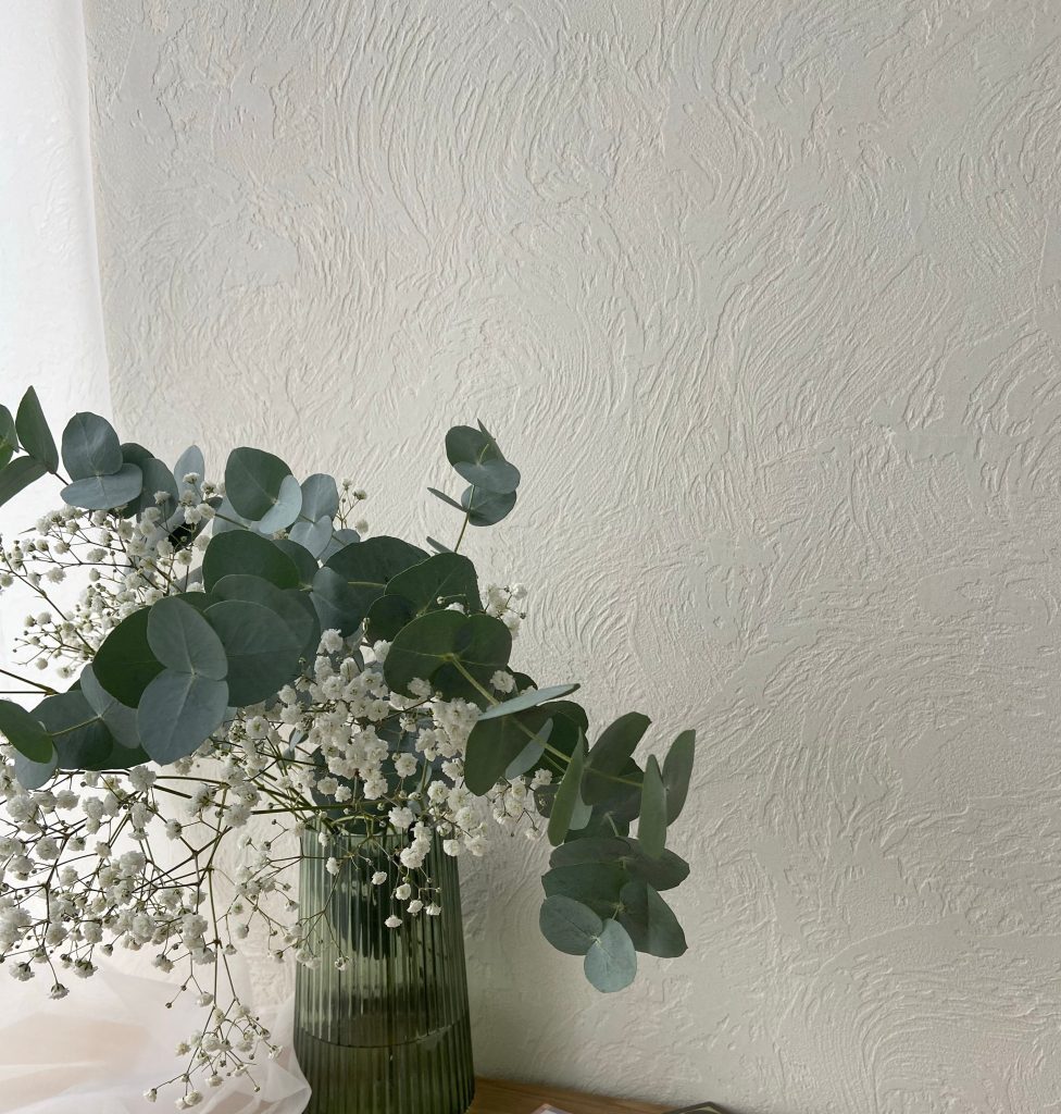 Mur clair texturé avec finition décorative naturelle
