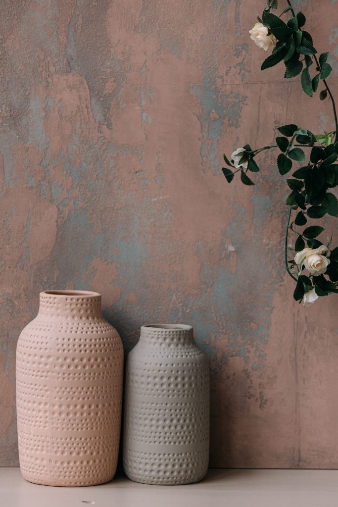 Enduit décoratif texturé aux effets patinés avec vases