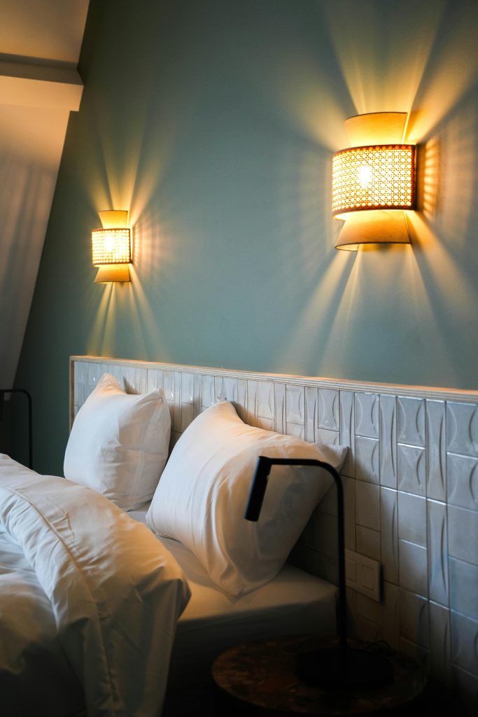 Revêtement mural texturé en tête de lit dans une chambre