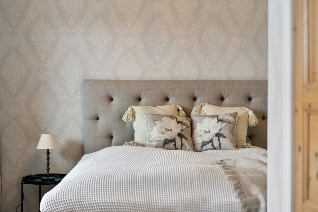 Papier peint beige à motifs dans une chambre élégante