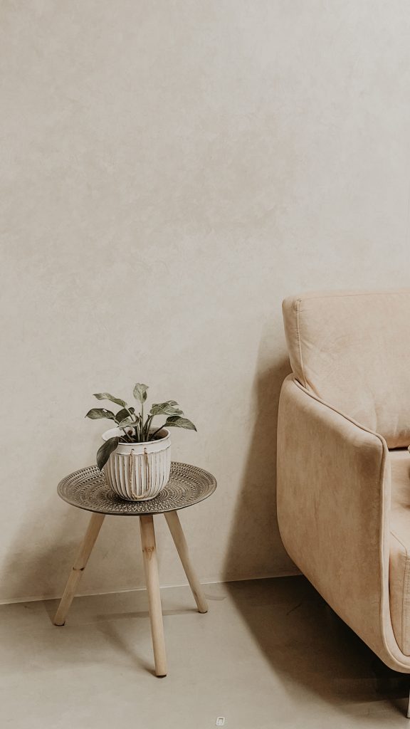Mur en badigeon de chaux beige dans un intérieur aux tons naturels