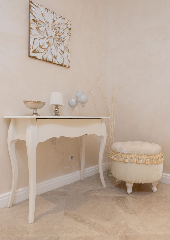 Intérieur aux murs beige clair avec finition en badigeon de chaux
