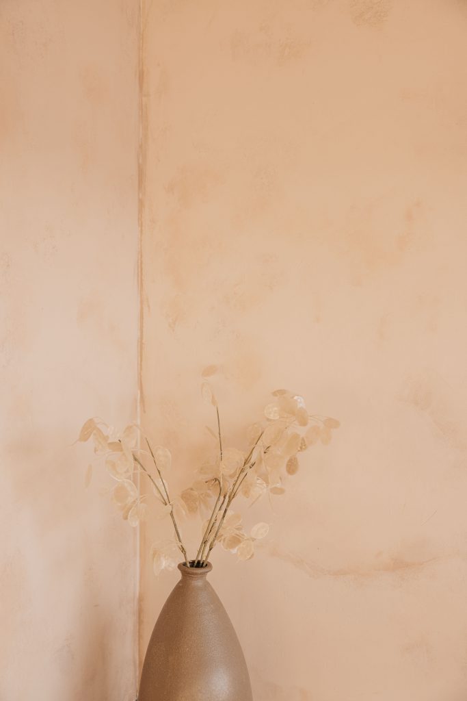Mur avec peinture à la chaux beige aux nuances naturelles