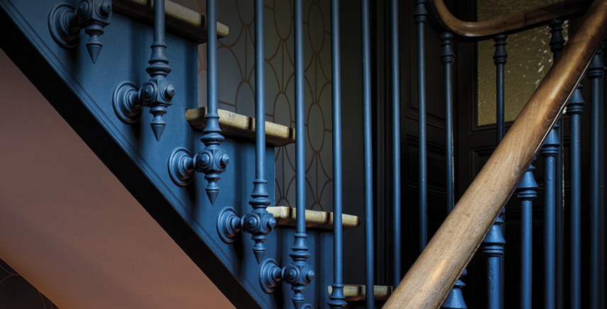 Escalier et boiseries peints dans un bleu profond