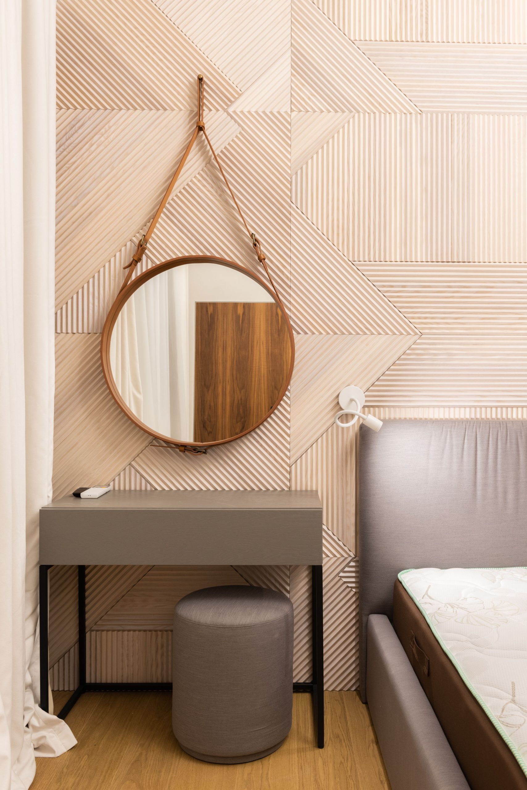 Revêtement mural géométrique beige dans une chambre contemporaine