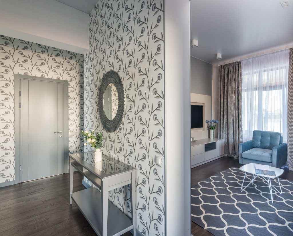 Papier peint à motif végétal dans une entrée contemporaine