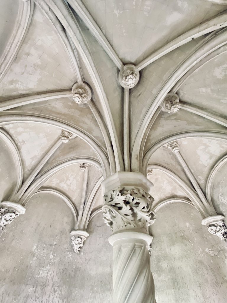 Rénovation du plafond d'un château angevin avec moulures et détails