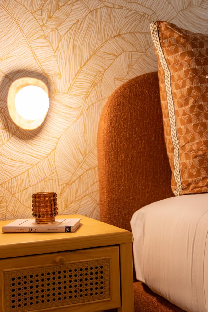 Revêtement mural à motifs dans une chambre