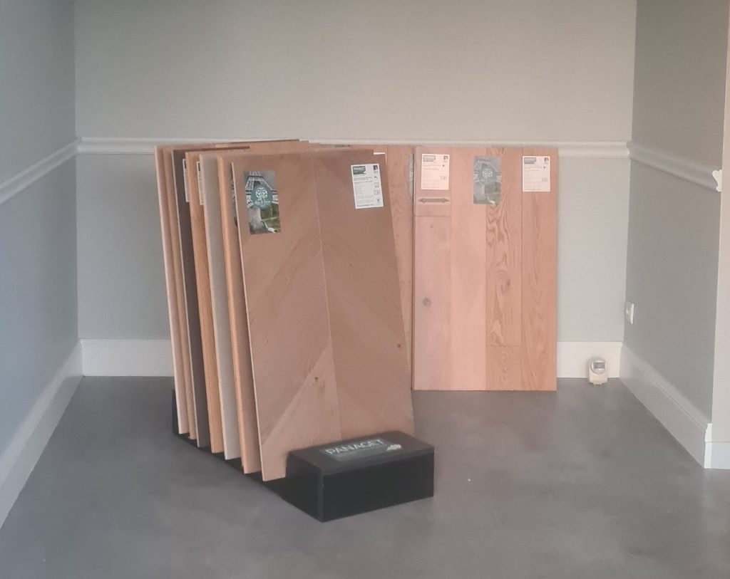 Échantillons de parquets et finitions bois présentés au showroom