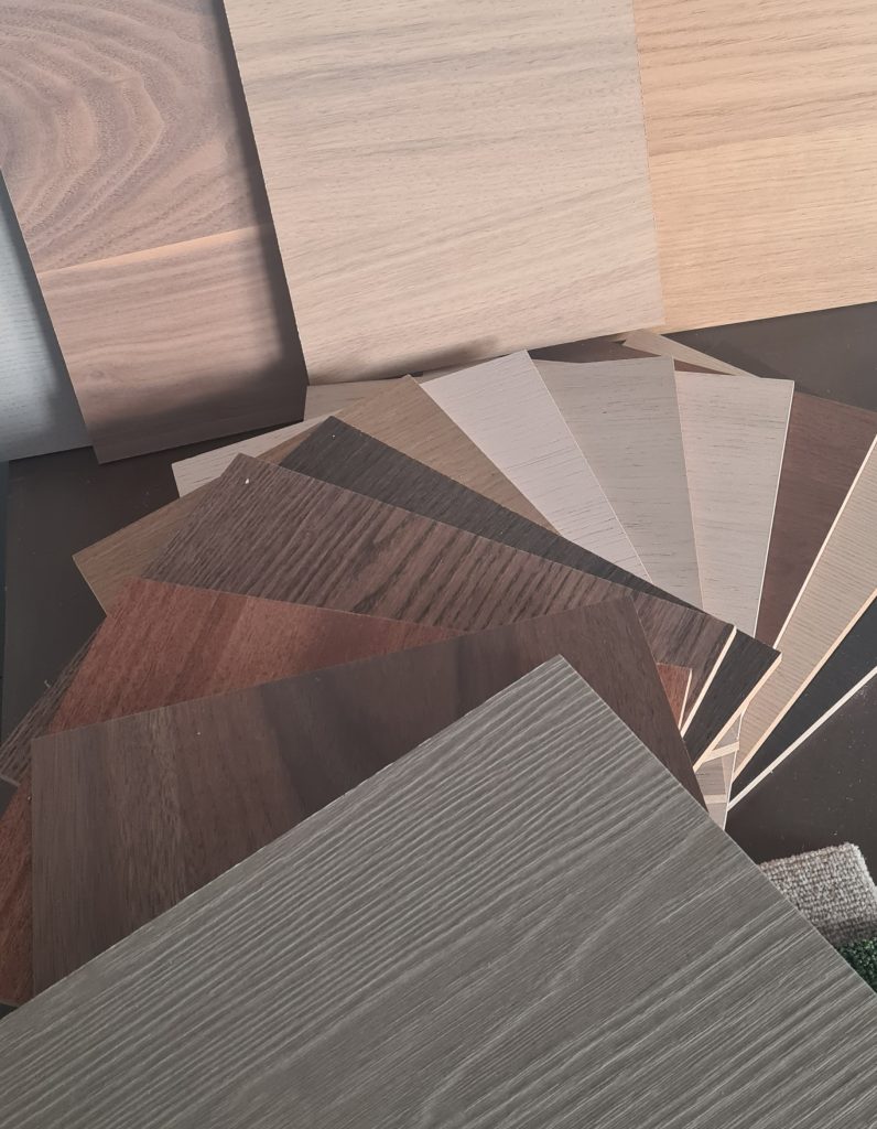 Échantillons de bois et de revêtements présentés au showroom