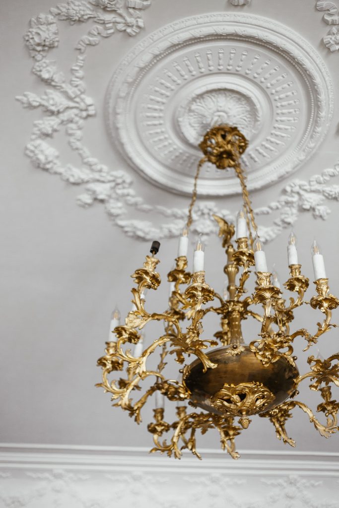 Rosace de plafond en staff avec moulures décoratives